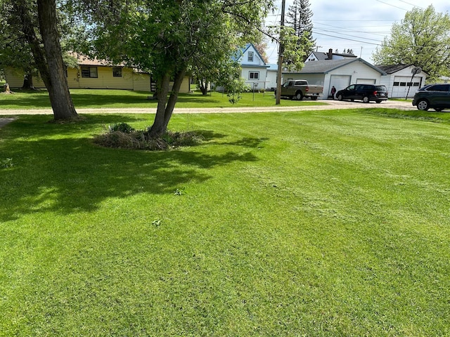 310 7th Ave NE, Roseau, MN 56751 - view of green lawn featuring a garage