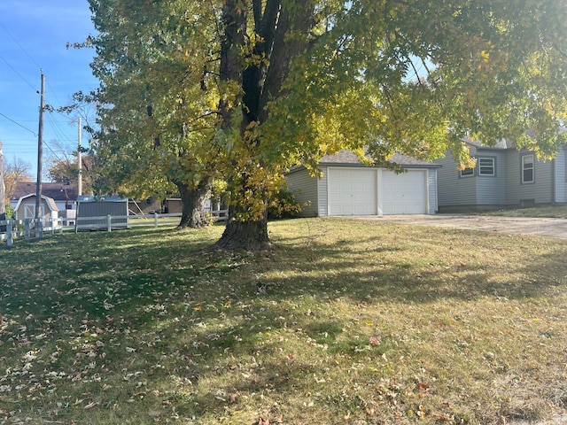 view of yard with driveway