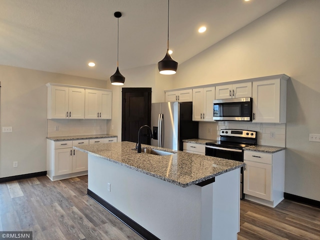 320 Gloria Dr, Green Isle, MN 55338 - kitchen featuring stainless steel appliances, a sink, decorative backsplash, baseboards, and recessed lighting