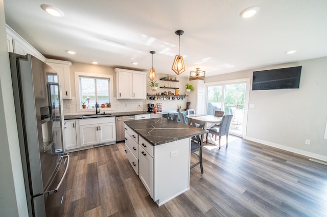 1004 Blanch Ct, Mantorville, MN 55955 - kitchen featuring appliances with stainless steel finishes, a sink, a breakfast bar, plenty of natural light, and recessed lighting