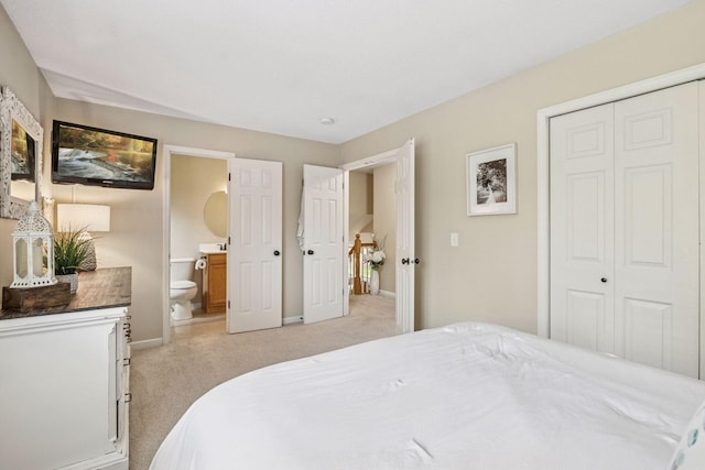 1686 Walnut Ln, Eagan, MN 55122 - bedroom featuring light carpet, baseboards, a closet, and ensuite bath
