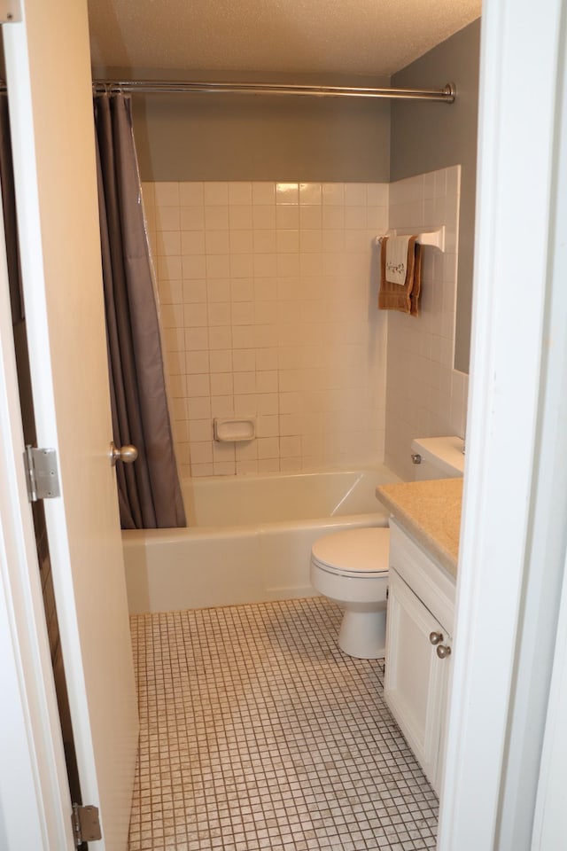 814 Old Settlers Trl Unit 6, Hopkins, MN 55343 - full bathroom with toilet, tile patterned flooring, vanity, and shower / bathtub combination with curtain