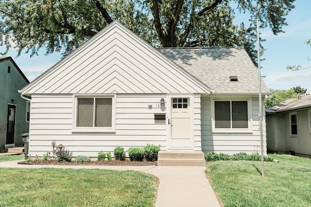 1651 5th St E, Saint Paul, MN 55106 - view of front facade featuring a front yard and a shingled roof