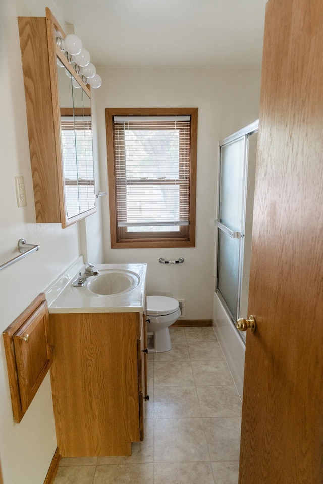 1651 5th St E, Saint Paul, MN 55106 - full bathroom with vanity, toilet, and bath / shower combo with glass door