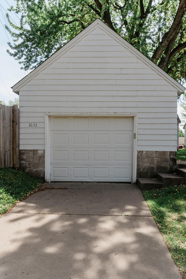 1651 5th St E, Saint Paul, MN 55106 - garage with driveway