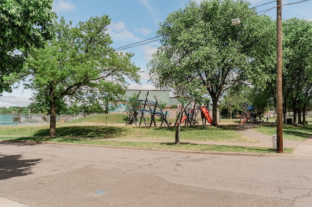 1651 5th St E, Saint Paul, MN 55106 - communal playground featuring a lawn