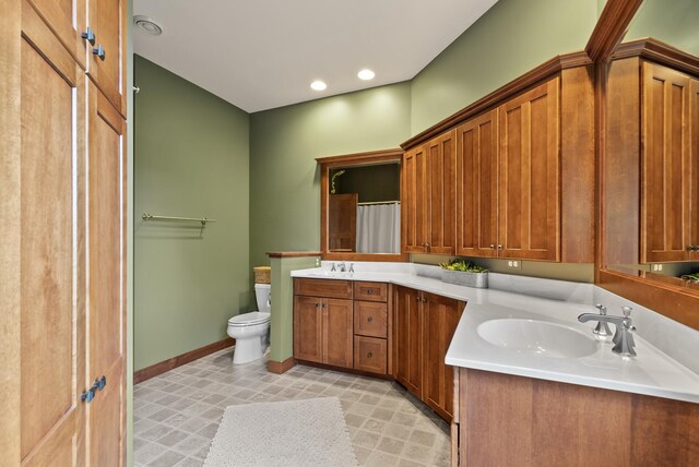 1595 River Shore Dr, Hastings, MN 55033 - full bath featuring double vanity, toilet, baseboards, recessed lighting, and a shower with shower curtain