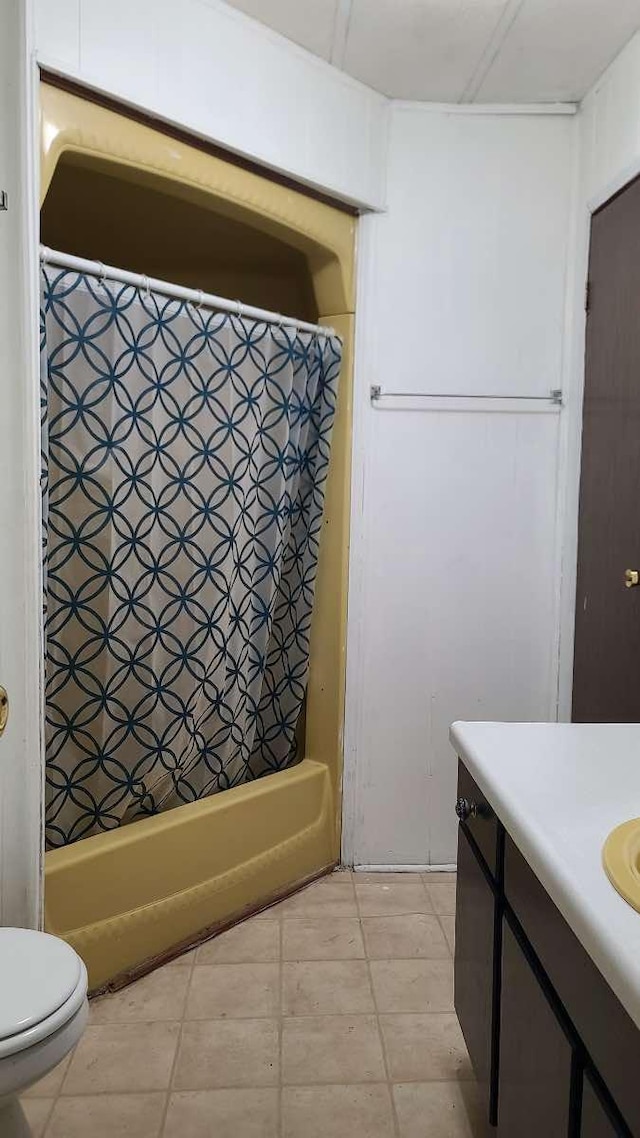 22088 380th Ave, Richardson Twp, MN 56338 - bathroom featuring vanity, toilet, and shower / bath combo