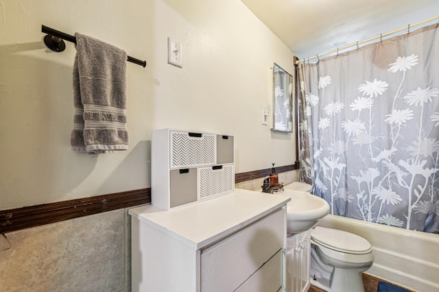 926 Bellows St, West Saint Paul, MN 55118 - full bath featuring toilet, shower / bath combo with shower curtain, and vanity