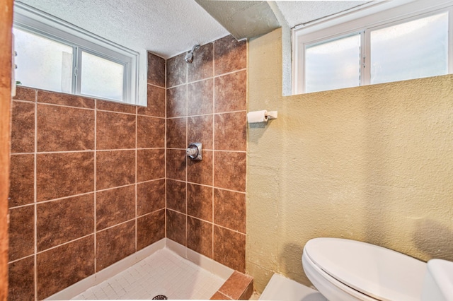 926 Bellows St, West Saint Paul, MN 55118 - bathroom with toilet, tiled shower, and a textured ceiling