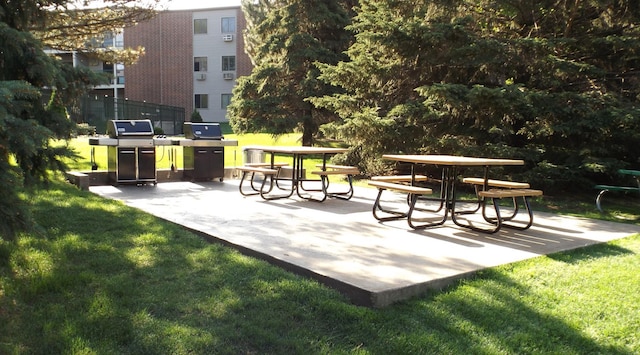 3155 Coachman Rd Unit 350, Eagan, MN 55121 - surrounding community featuring a patio area and a yard