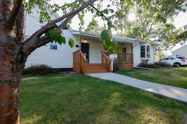 546 2nd St SE, Perham, MN 56573 - view of front of property with covered porch and a front lawn