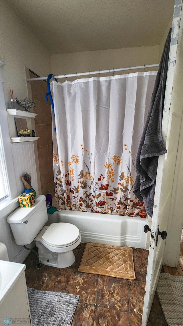 728 8th St N, Fargo, ND 58102 - bathroom with toilet and shower / bath combo