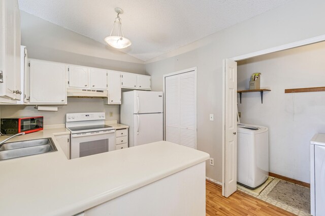 2245 Pinehurst St, Stillwater, MN 55082 - kitchen featuring white appliances, under cabinet range hood, a sink, independent washer and dryer, and vaulted ceiling