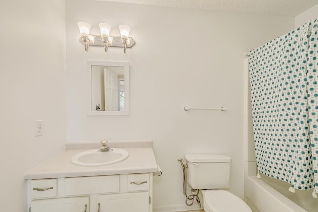 2245 Pinehurst St, Stillwater, MN 55082 - bathroom with vanity, toilet, shower / bath combination with curtain, and baseboards