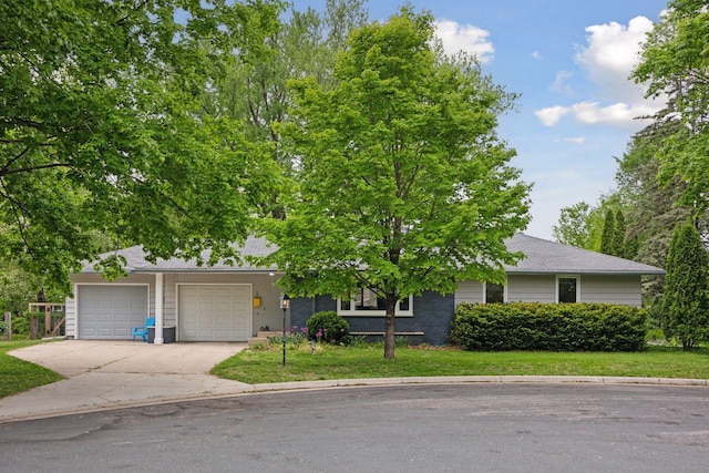 5 Hillside Ct, Northfield, MN 55057 - view of front facade featuring driveway, an attached garage, and a front yard