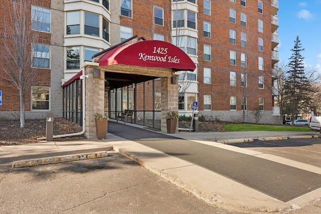 1425 28th St Unit 519, Minneapolis, MN 55408 - view of property featuring uncovered parking