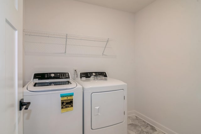 laundry room featuring independent washer and dryer and baseboards