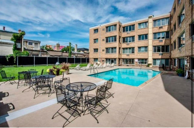 2727 43rd St Unit 102, Minneapolis, MN 55410 - community pool with a patio