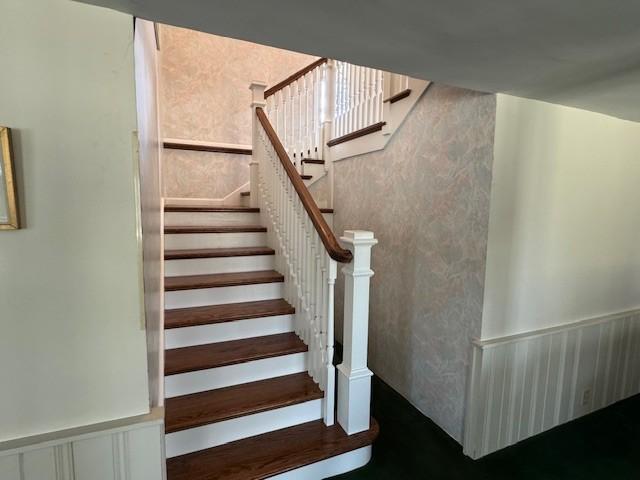 331 Willamor Cir, Albert Lea, MN 56007 - view of staircase