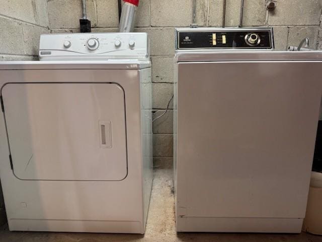 331 Willamor Cir, Albert Lea, MN 56007 - laundry area with washing machine and dryer and concrete block wall