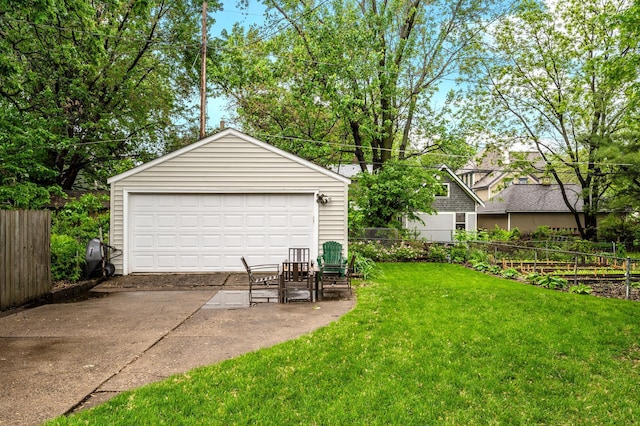 658 Plum St, Saint Paul, MN 55106 - view of yard featuring a detached garage and an outbuilding