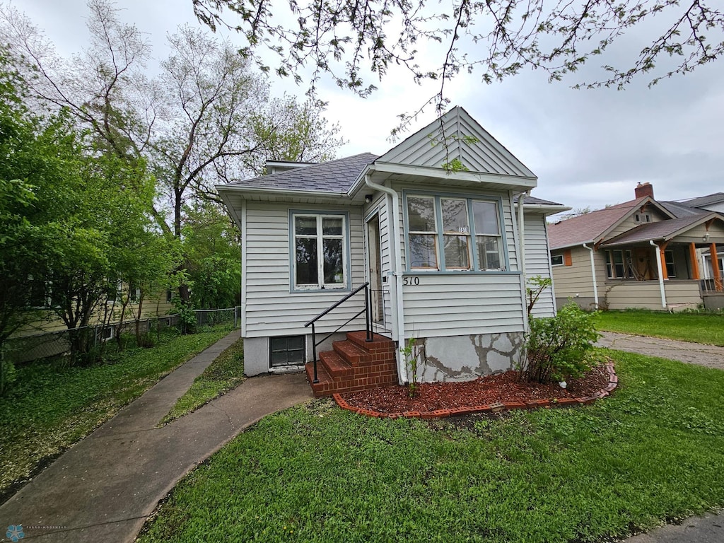 1510 5th Ave S, Fargo, ND 58103 - bungalow-style home with entry steps