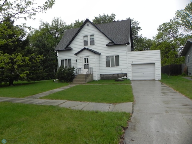 372 8th Ave N, Casselton, ND 58012 - view of front facade featuring a shingled roof, a garage, driveway, and a front yard