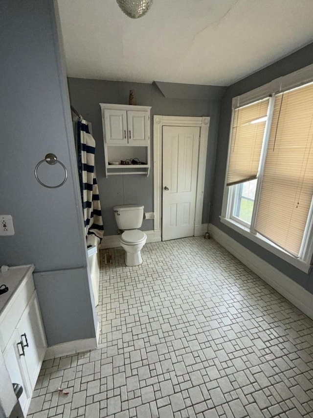 2812 6th Ave, Anoka, MN 55303 - bathroom featuring toilet, baseboards, vanity, and shower / bath combo