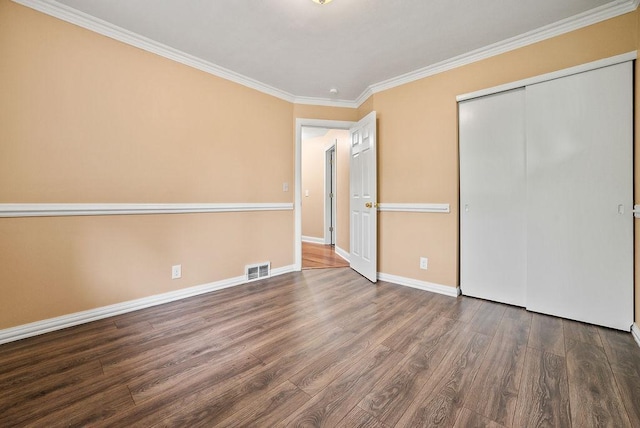 3013 64th Ave N, Brooklyn Center, MN 55429 - unfurnished bedroom featuring wood finished floors, baseboards, ornamental molding, and a closet