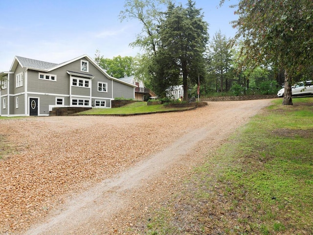 601 Kingsway Dr, Le Sueur, MN 56058 - view of side of property featuring dirt driveway