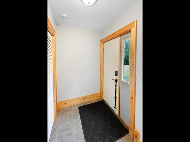 601 Kingsway Dr, Le Sueur, MN 56058 - foyer entrance featuring baseboards