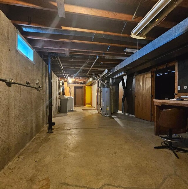 701 10th St NE, Austin, MN 55912 - basement with gas water heater and washer / clothes dryer