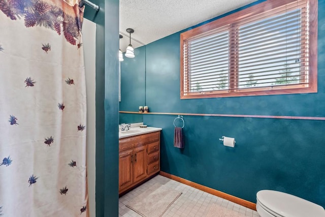 2511 Carver Ave E, Maplewood, MN 55119 - full bath featuring vanity, toilet, a textured ceiling, baseboards, and a shower with curtain