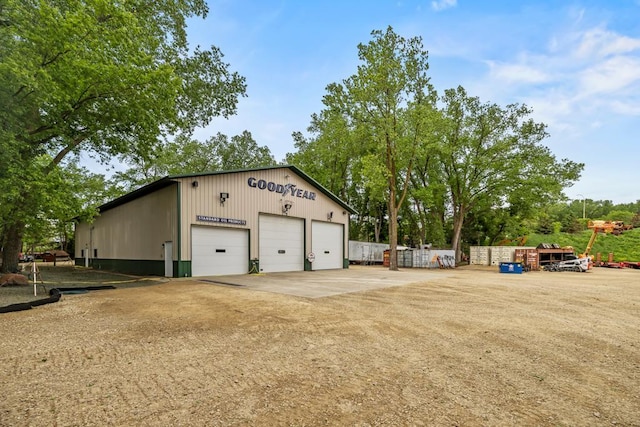 2511 Carver Ave E, Maplewood, MN 55119 - view of detached garage