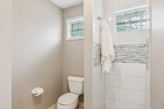 11560 Ashley Ct, Inver Grove Heights, MN 55077 - full bath featuring toilet and a tile shower