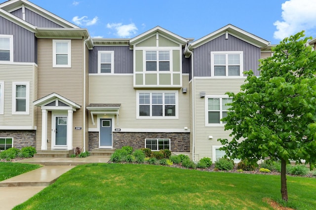 2189 Gateway Hill Rd N, Saint Paul, MN 55109 - view of front of property featuring board and batten siding, a front lawn, and stone siding