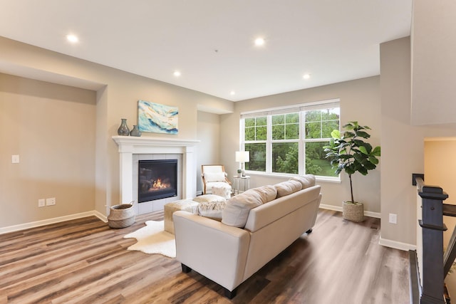 2189 Gateway Hill Rd N, Saint Paul, MN 55109 - living room with wood finished floors, a tiled fireplace, baseboards, and recessed lighting