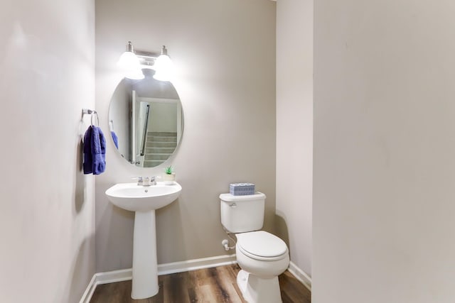 2189 Gateway Hill Rd N, Saint Paul, MN 55109 - bathroom featuring toilet, wood finished floors, baseboards, and a sink