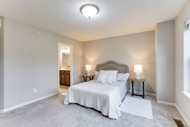 2189 Gateway Hill Rd N, Saint Paul, MN 55109 - bedroom featuring light carpet, baseboards, a textured ceiling, and ensuite bath