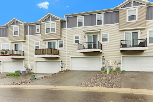 2189 Gateway Hill Rd N, Saint Paul, MN 55109 - multi unit property with an attached garage and central AC unit