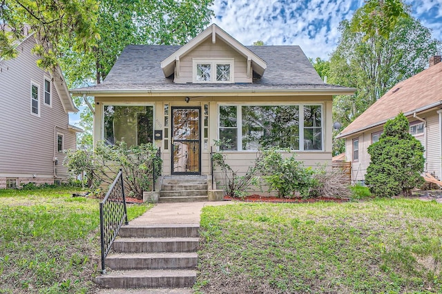 900 Charles Ave, Saint Paul, MN 55104 - bungalow-style home featuring a front yard and a shingled roof