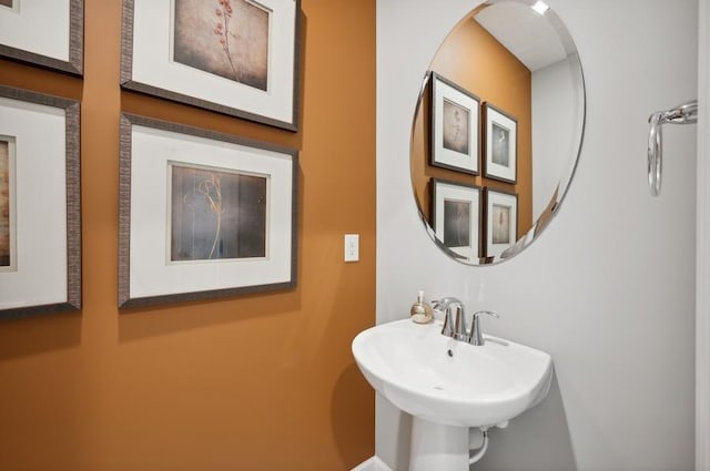 2154 Tyrone Dr, Shakopee, MN 55379 - bathroom featuring a sink