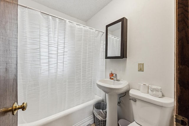 917 Jessie St, Saint Paul, MN 55130 - bathroom featuring shower / bathtub combination with curtain and a textured ceiling