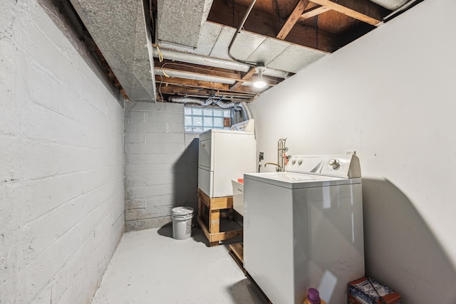917 Jessie St, Saint Paul, MN 55130 - laundry area with washer / clothes dryer