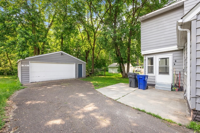 917 Jessie St, Saint Paul, MN 55130 - detached garage featuring view of scattered trees