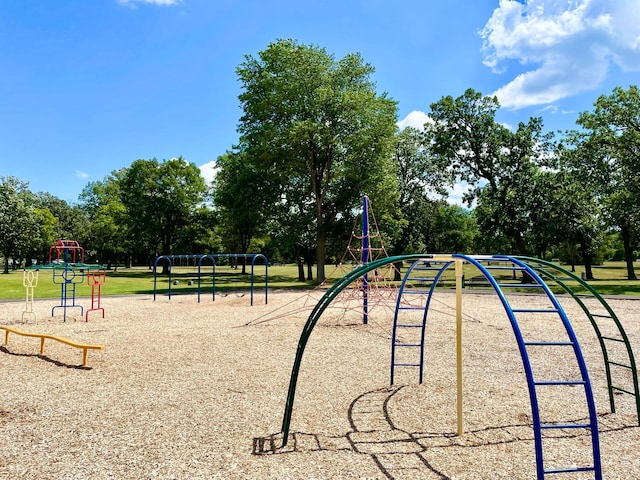 view of home's community with view of wooded area
