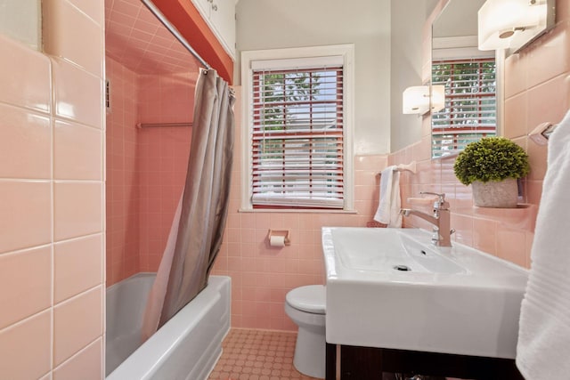 3527 Queen Ave N, Minneapolis, MN 55412 - bathroom with tile walls, healthy amount of natural light, shower / tub combo, and vanity