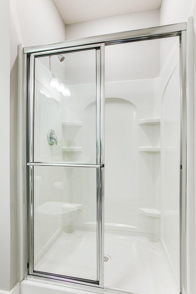 890 Laurel Ct, Chaska, MN 55318 - bathroom with a shower stall