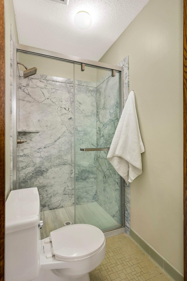 123 Windsor Ct, New Brighton, MN 55112 - full bathroom featuring toilet, a marble finish shower, and a textured ceiling
